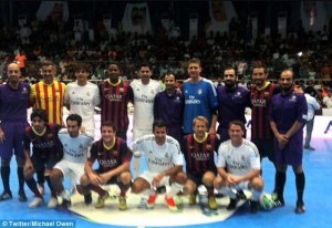 Ex-Stars von Real Madrid und Barca bei einem Futsalspiel in Kuwait. Michael Owen twitterte das Bild nach dem Spiel
